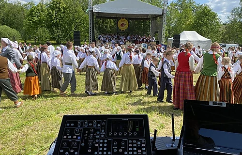 Vasaras pasākumi - mūzika, skaņa, gaismas, skatuve, deko