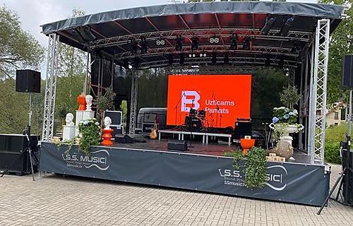 Mobilā skatuve 8m x 6m, augstums 5,1m