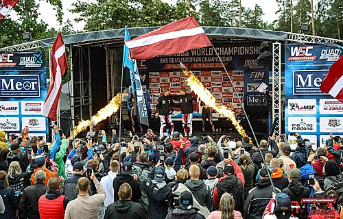 Mobilā skatuve 8m x 6m, augstums 5,1m